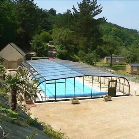 Camping ホテル ロクロナン